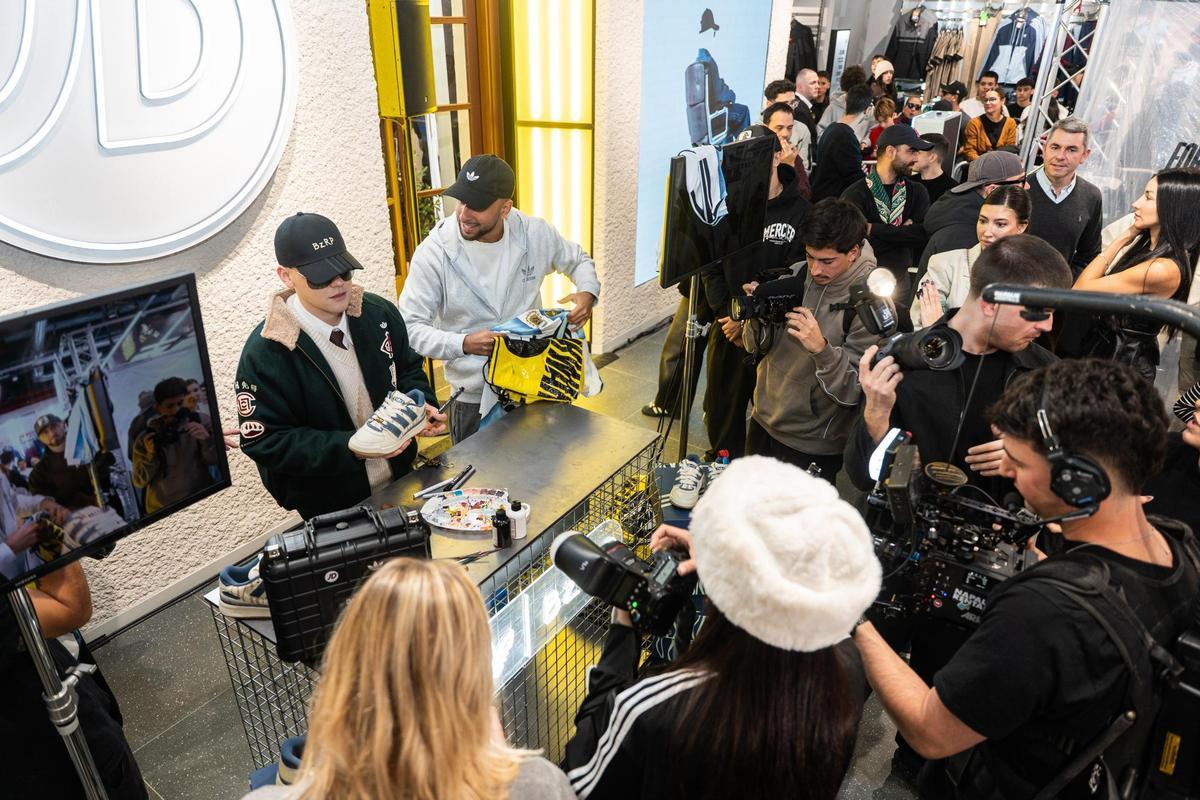 Bizarrap inaugura en Barcelona la tienda más grande de JD Sports en Europa