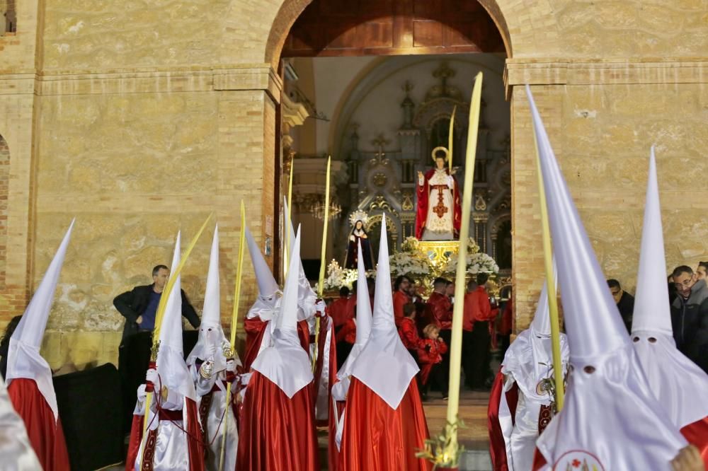 Algunas de las imágenes decanas de la Semana Santa se acercaron al mar y los paseos en Martes Santo