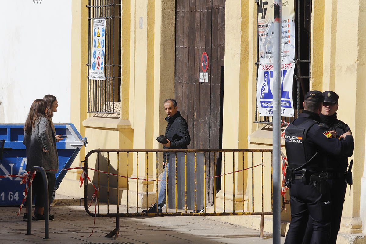 La Policía Nacional inspecciona la Casa de los Guzmanes de Córdoba tras aparecer una tercera granada