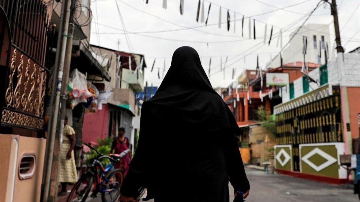 Una mujer musulamana pasea por las calles de Colombo, Sri Lanka.