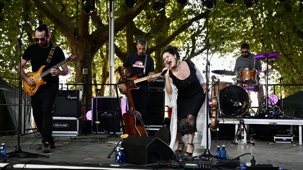 Helena Egea abriendo la sesión de rock de ayer ante los primeros asistentes, muchos niños por ser la actuación a primera hora