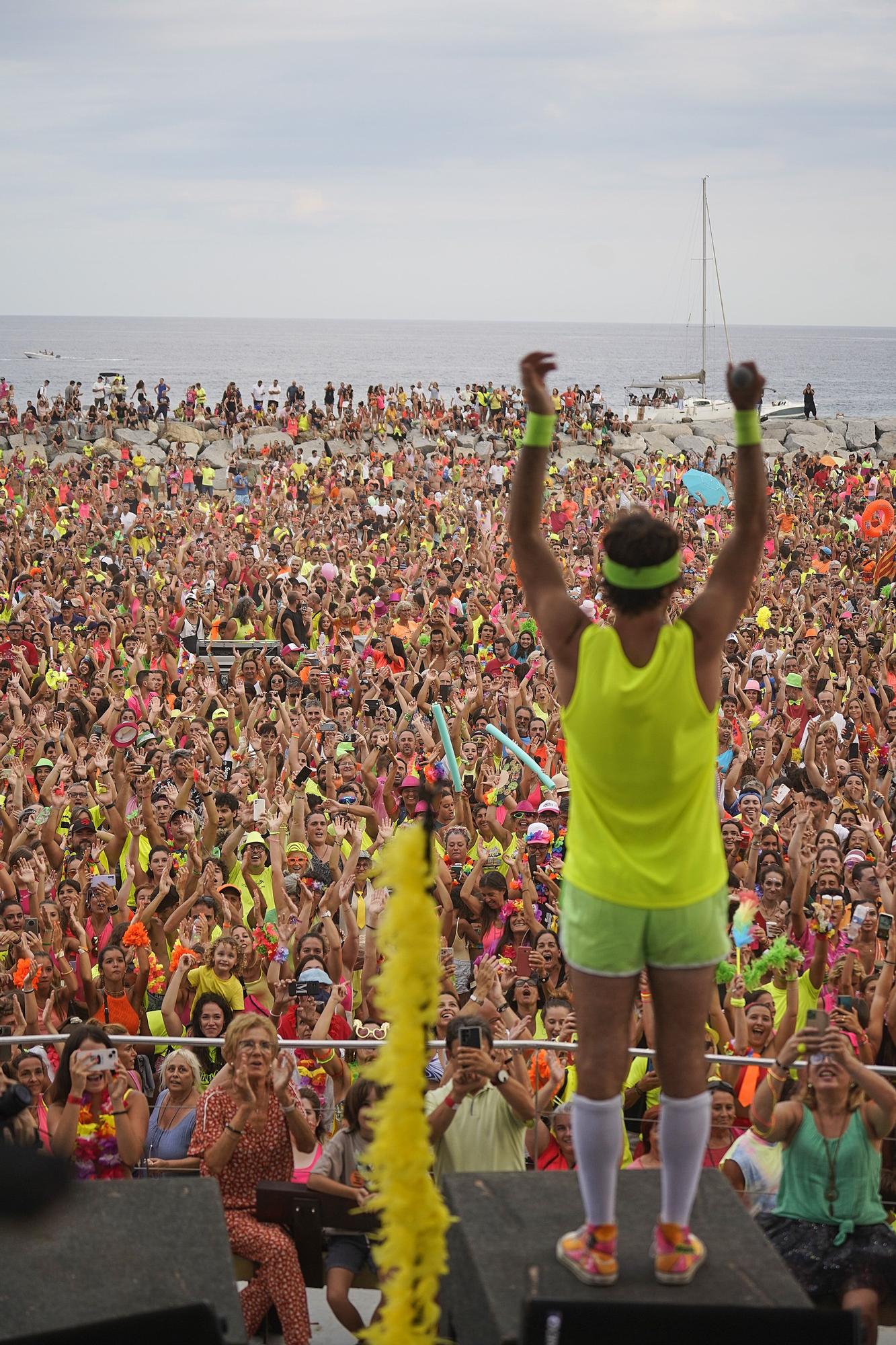 Milers de persones revolucionen Sant Antoni amb la Diverbeach