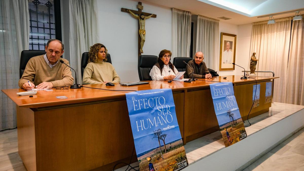 Responsable de prensa del Arzobispado, Juanjo Montes, voluntaria de Manos Unidas, Sofía Treviño, la presidenta de Manos Unidas en Mérida-Badajoz, María Jesús Alfaro y el consiliario diocesano, José Antonio Salguero presentando la nueva campaña de Manos Unidas