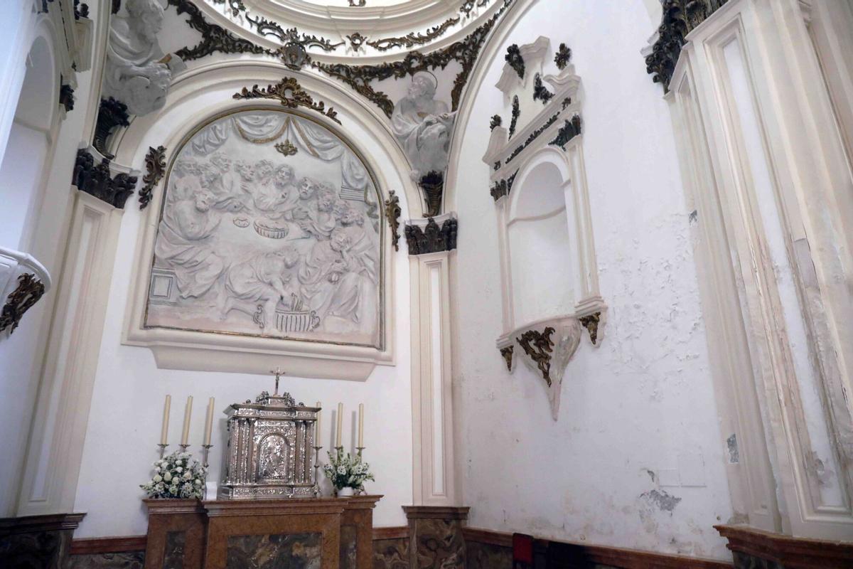 Reaparecen las manchas de humedad en algunos muros de la iglesia de Santiago