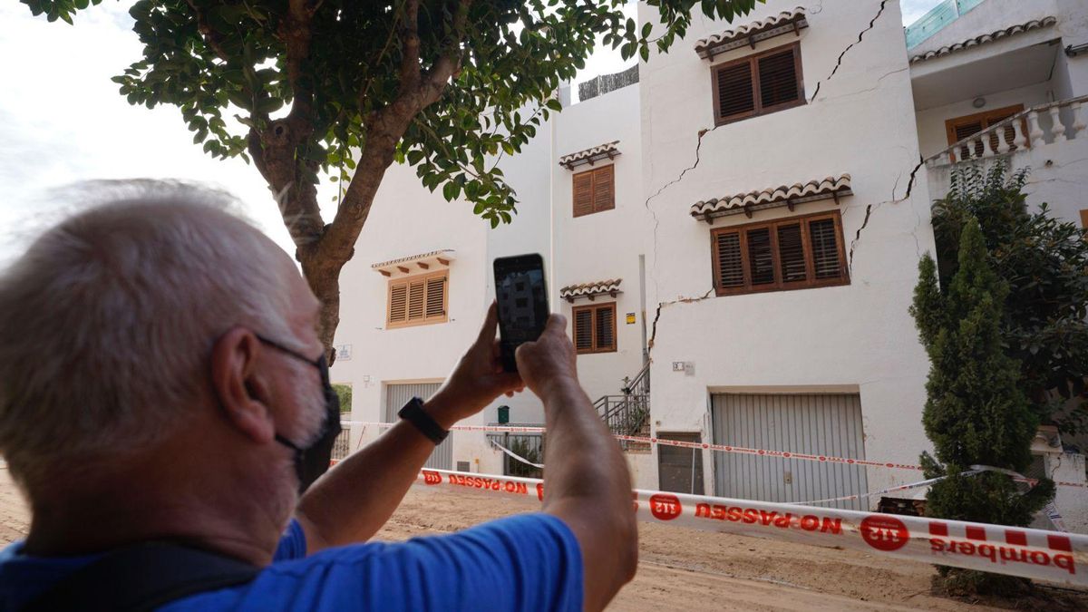 Desalojan un bloque de cincuenta viviendas en Catarroja por los daños de la DANA