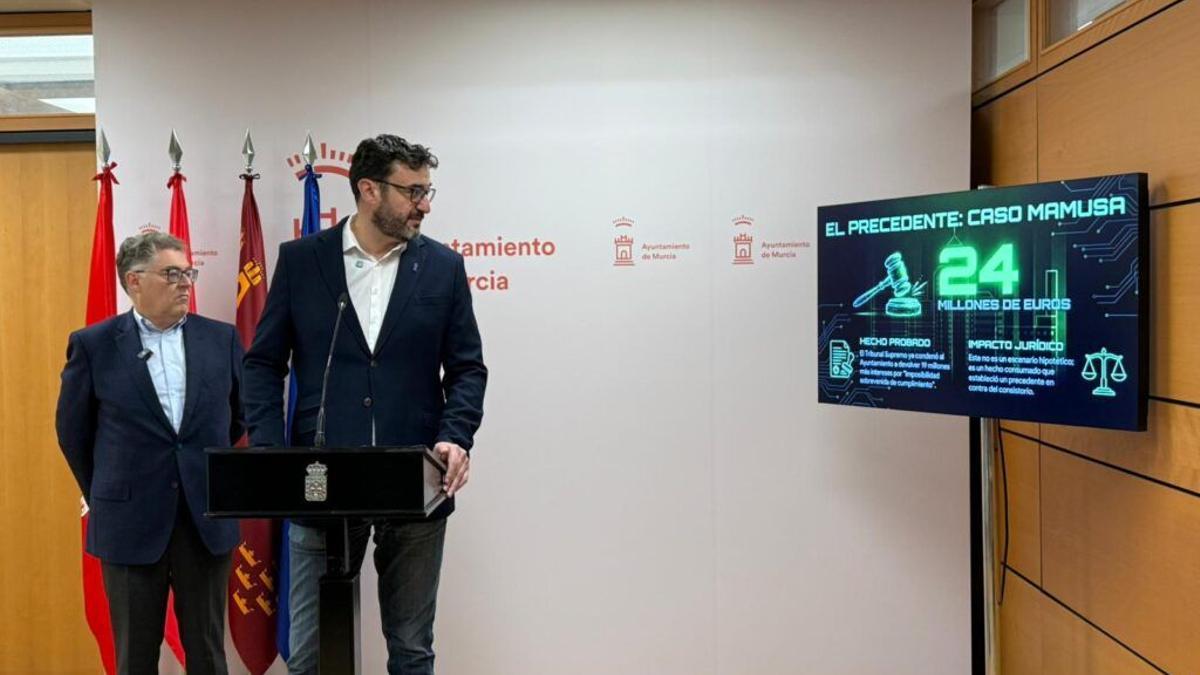 El portavoz del grupo municipal socialista, Ginés Ruiz Maciá, junto al edil Andrés Guerrero, esta mañana.