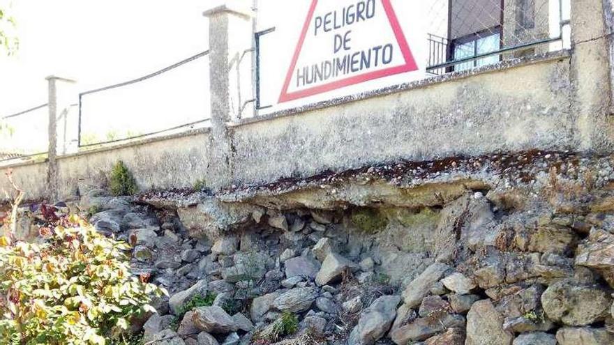 Preocupación en Fermoselle por el derrumbe del muro que refuerza la vía a Portugal
