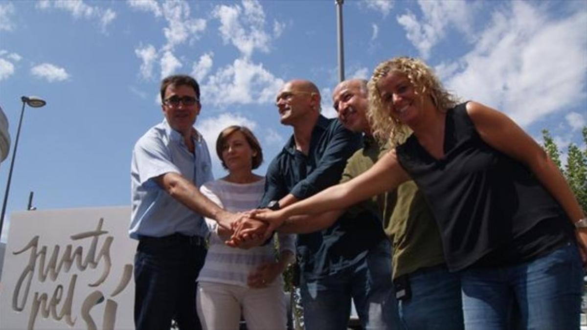 Los candidatos de Junts pel Sí Lluís Salvadó, Carme Forcadell, Raül Romeva, Germà Bel y Meritxell Roigé, este sábado, 22 de agosto, en Tortosa.