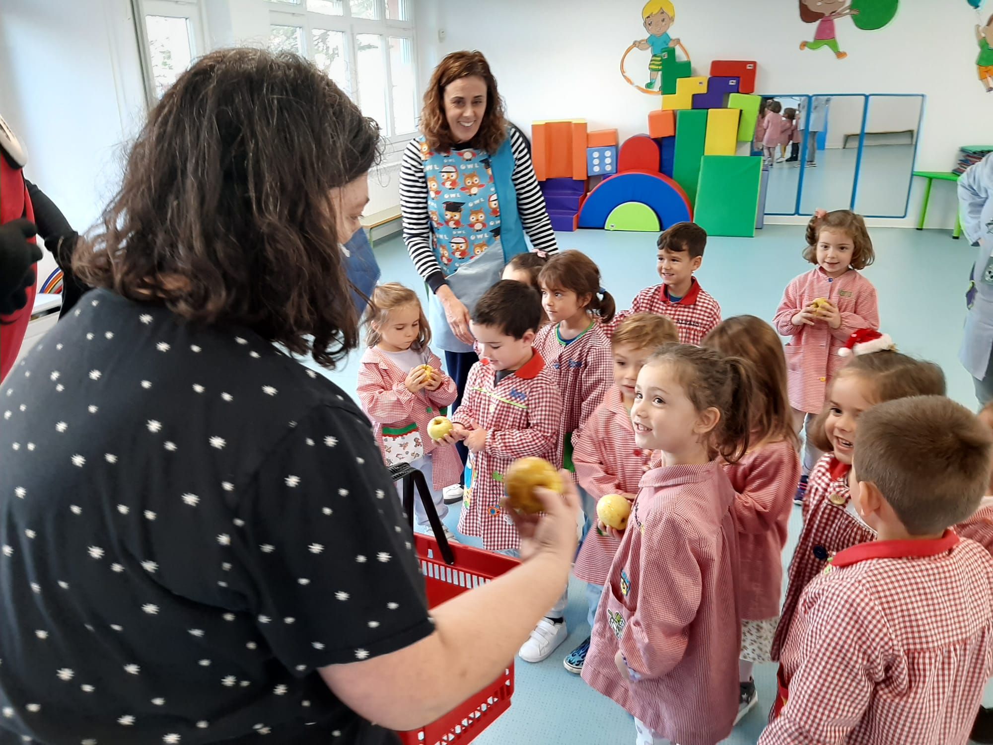 Los niños de Villaviciosa comen "Manzanina" para estar más sanos