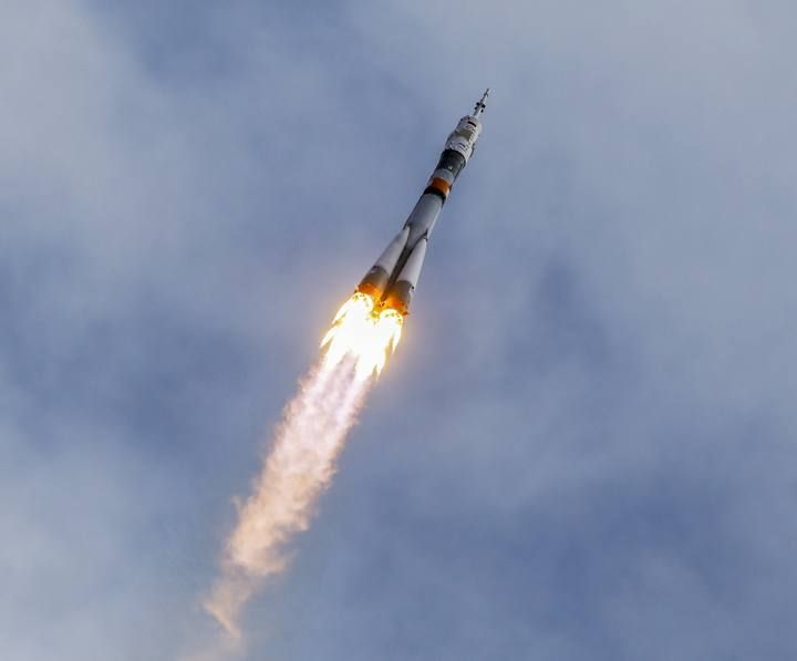 La nave rusa Soyuz TMA-18M, con tres tripulantes a bordo -un ruso, un danés y un kazajo, fue lanzada hoy desde el cosmódromo de Baikonur, Kazajistán, con destino a la Estación Espacial Internacional (EEI).