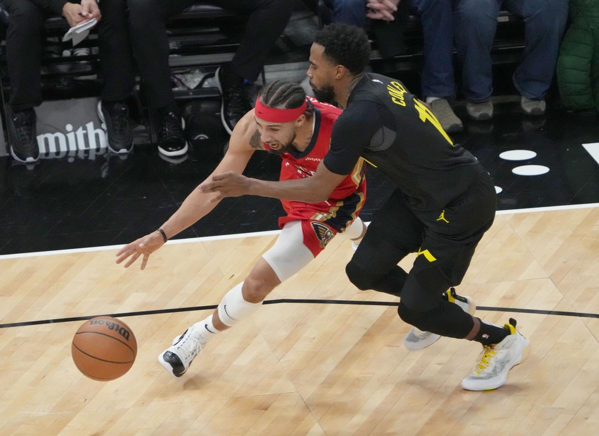 Jose Alvarado defiende el balón ante la defensa de Conley en el Utah Jazz - New Orleans Pelicans