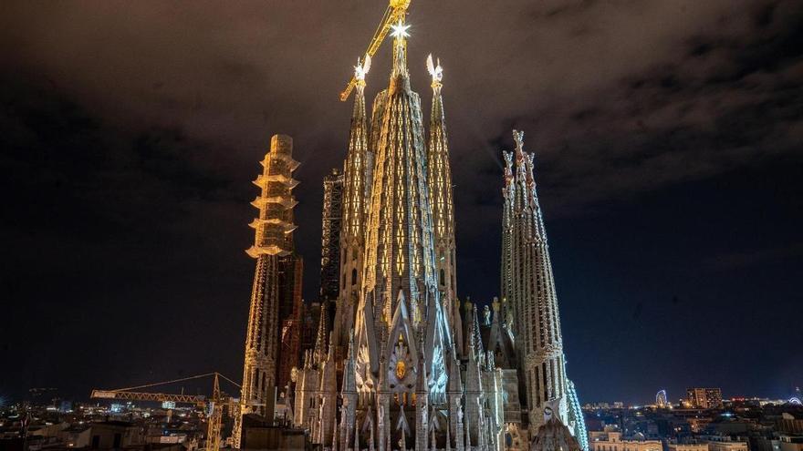 La Sagrada Família instal·la una projecció d’art digital creada amb IA per Sant Jordi