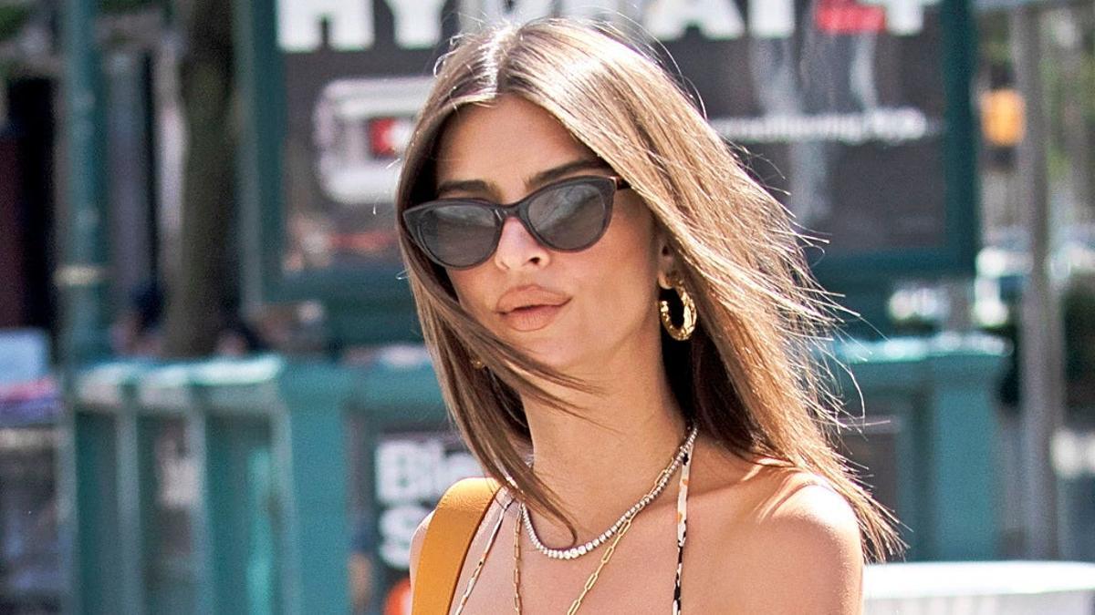 Emily Ratajkowski con vestido de margaritas