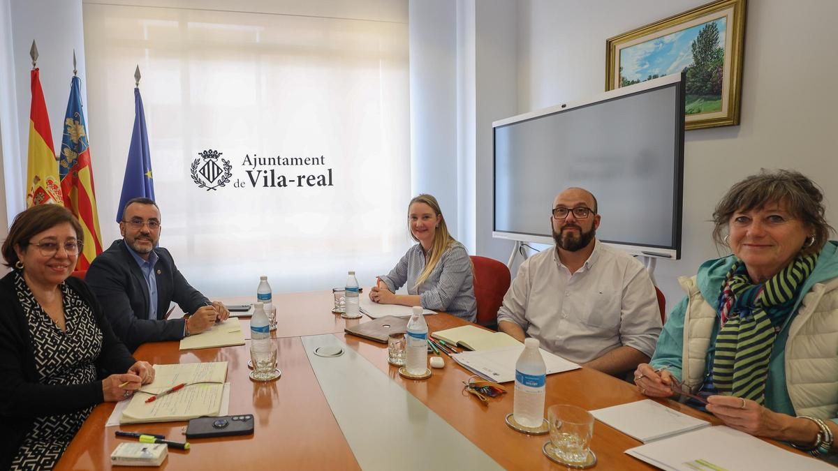 De izquierda a derecha, Sabina Escrig y José Benlloch (en representación del PSPV-PSOE) se reunieron este martes con Maria Fajardo, Santi Cortells y Dora Saura (los tres de Compromís) en el ayuntamiento de Vila-real.