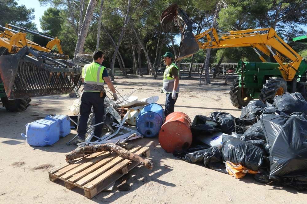 80 trabajadores limpian el Parque Natural