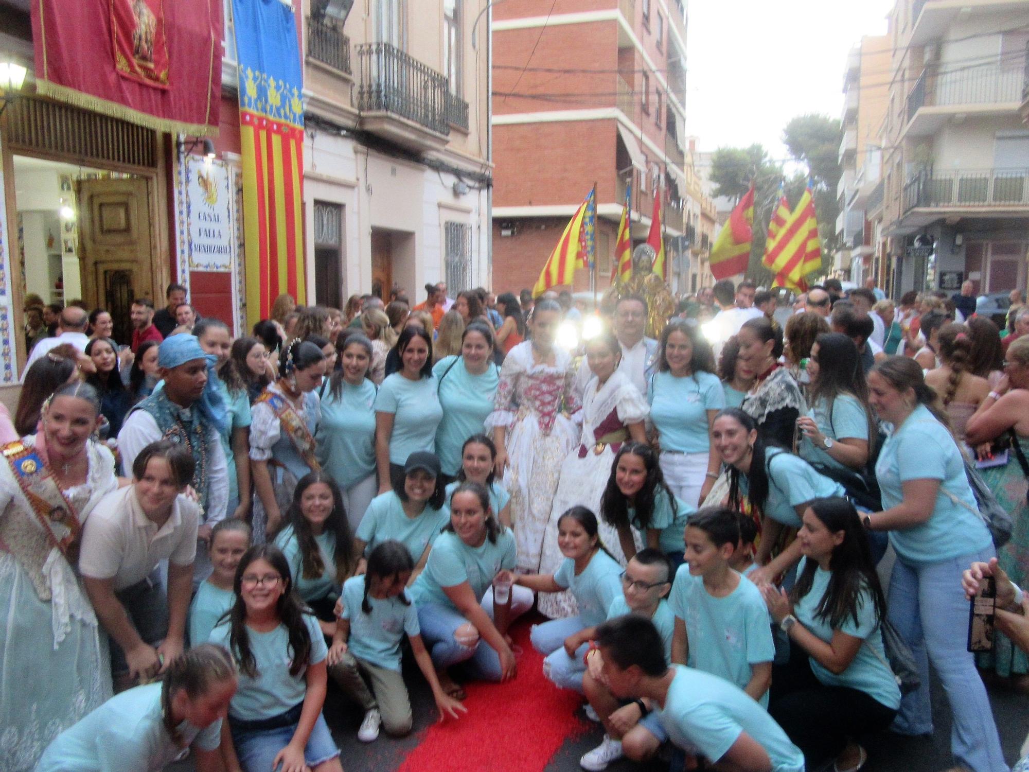 Representantes de la Agrupació de Falles con Sant Roc.
