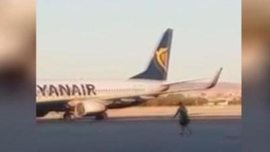 VÍDEO: Un passatger salta a la pista de Barajas per no perdre l&#039;avió