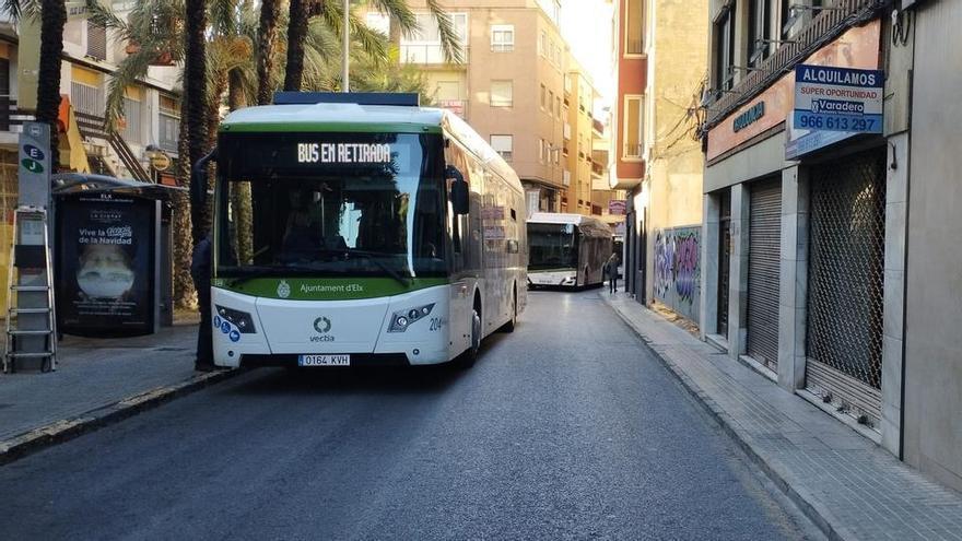 Una avería deja seis autobuses bloqueados en el centro de Elche