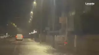 Una pluja torrencial nega diversos carrers de la platja de Xeraco