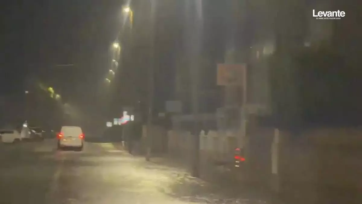 Una pluja torrencial nega diversos carrers de la platja de Xeraco
