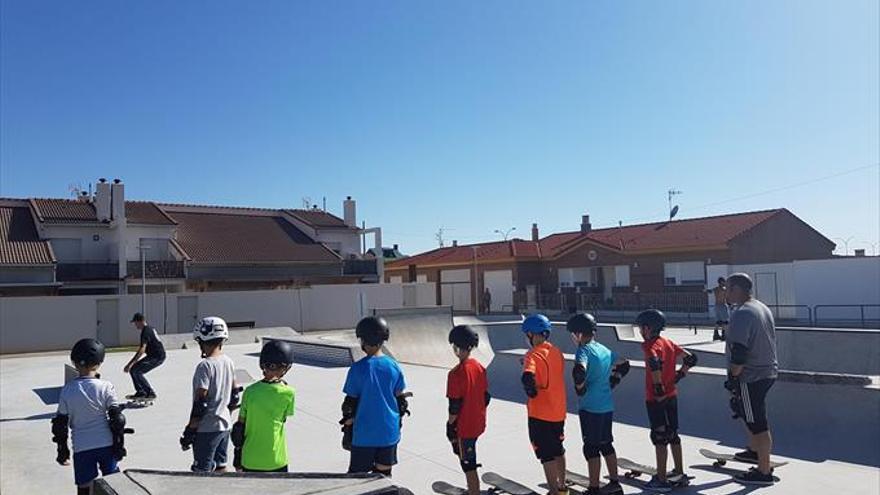 Empiezan los cursos de skate en la pista de Salvador Allende