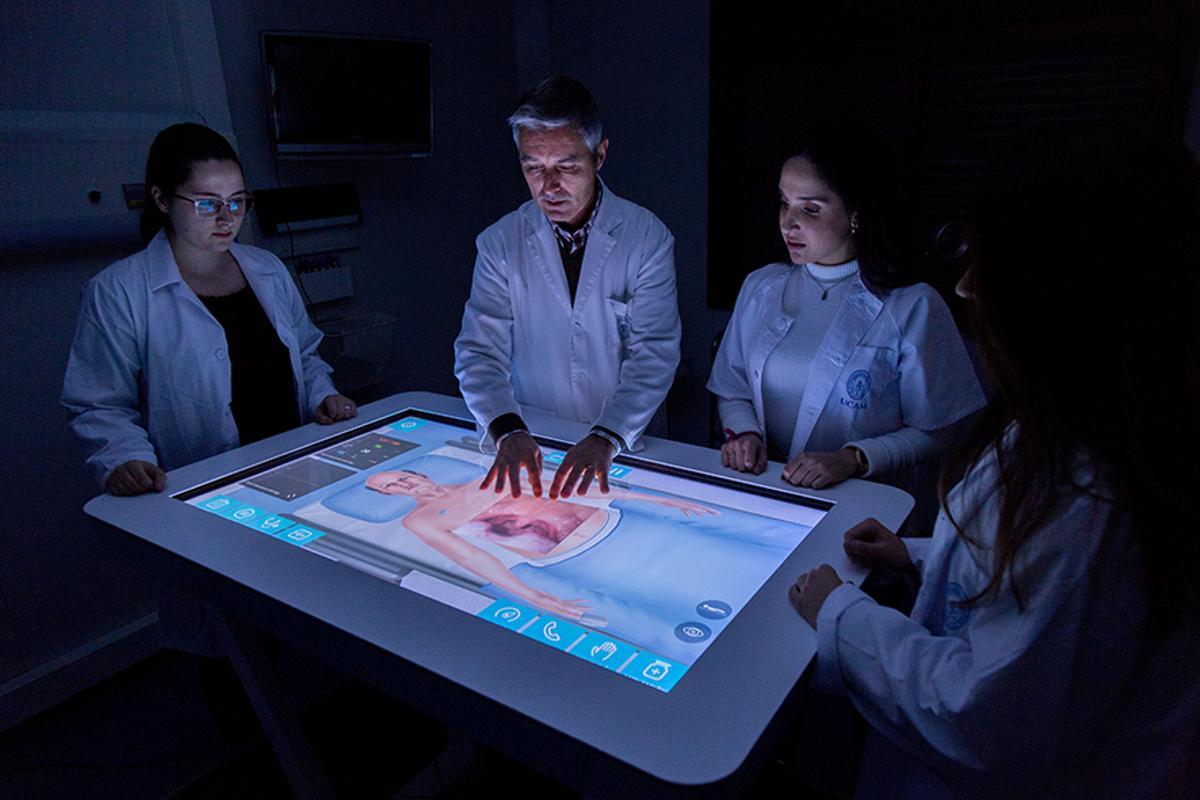 El estudiante de Medicina se forma con las últimas herramientas en simulación, que complementan a la práctica clínica real.