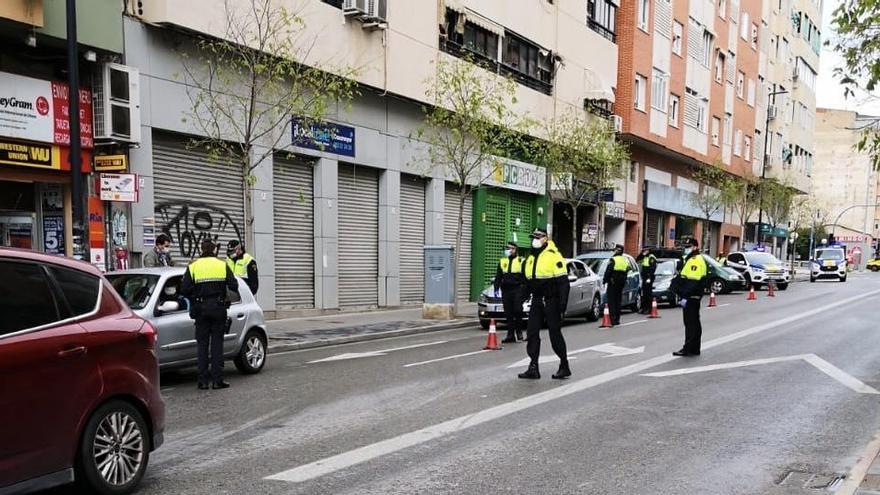 Agentes de la Policía Local en un control en Alicante.