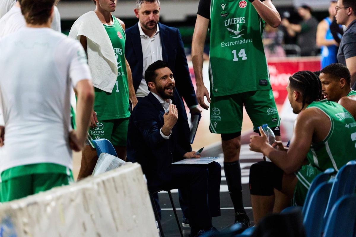 Jacinto Carbajal da instrucciones a sus jugadores.