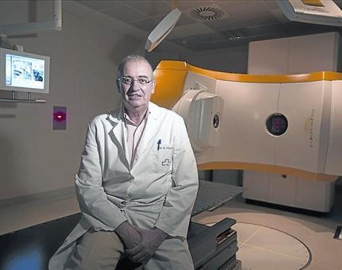 Miralbell, davant la màquina de Teknon ara recuperada. Miralbell, davant la màquina de Teknon ara recuperada.