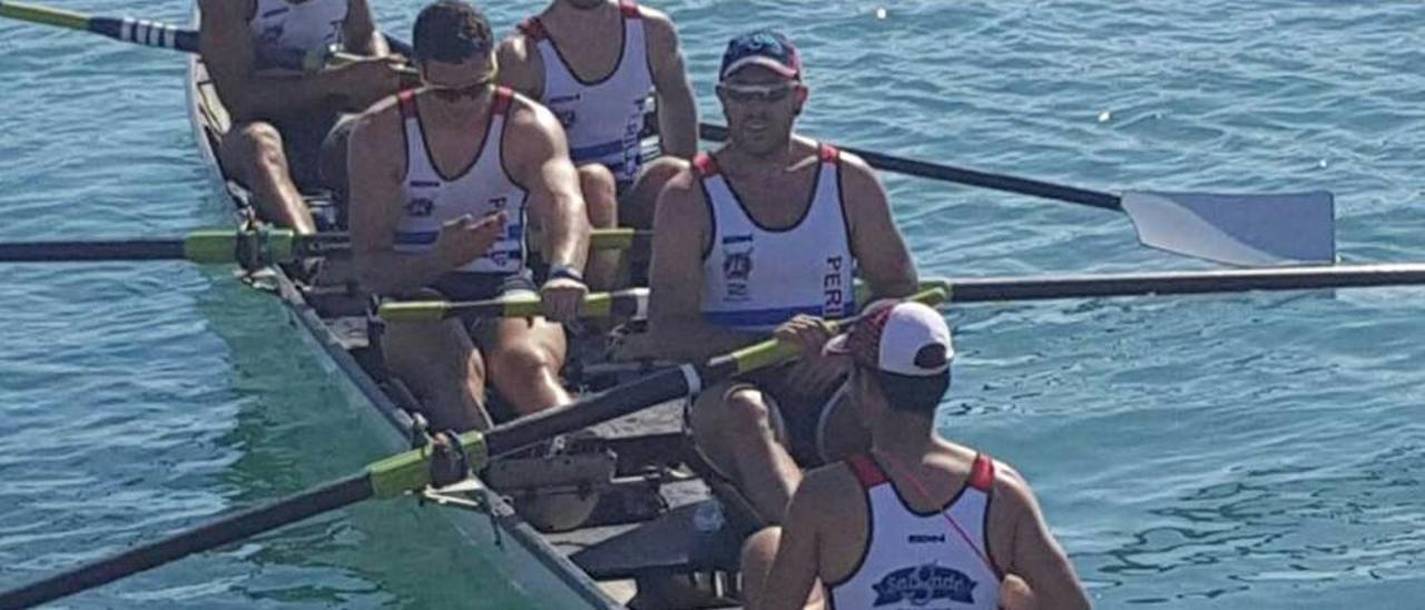 Los cuatro asturianos en el podio y en la embarcación junto a su compañero, el gallego Joaquín Montero.