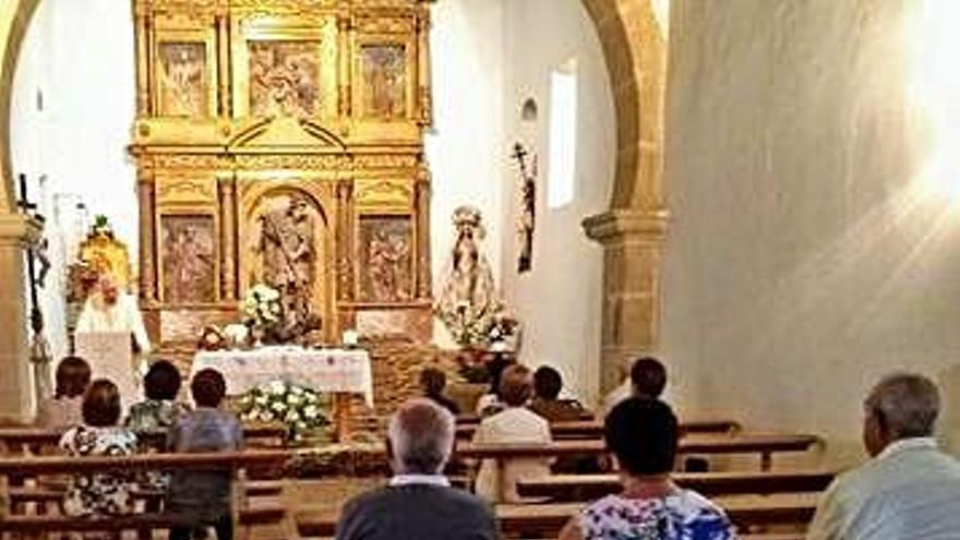 Misa del día del patrón en San Pedro de las Herrerías.
