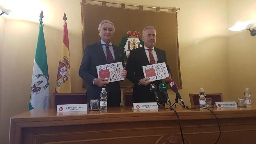 Antonio Pedraza y Juan Carlos Robles, este viernes en el Colegio de Economistas.