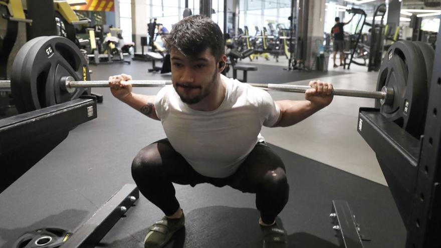 Un usuario del gimnasio 
Meufit, entrenando en Año
 Nuevo.   | // JOSÉ LORES