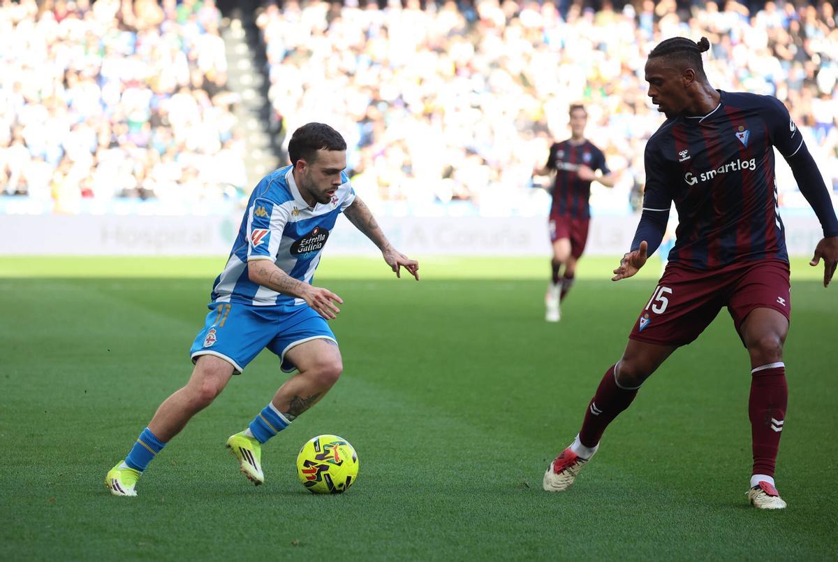 Un gol de Eddahchouri bastó para que el conjunto coruñés, muy limitado, se llevase la victoria