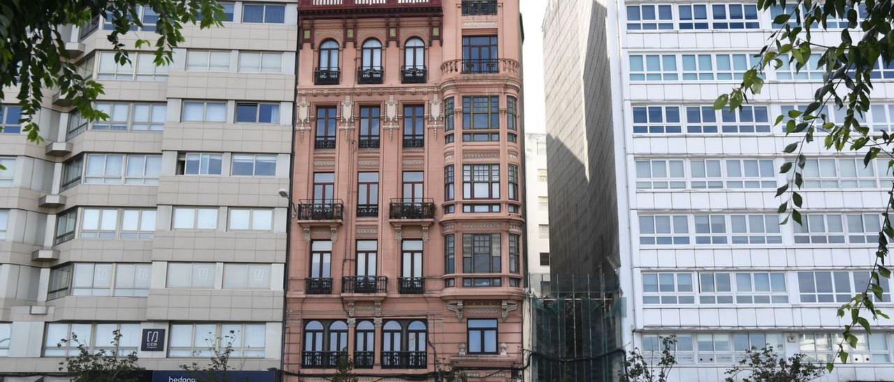 El dúplex está ubicado en este edificio de 1929 (en el centro) de Linares Rivas. |   // CARLOS PARDELLAS