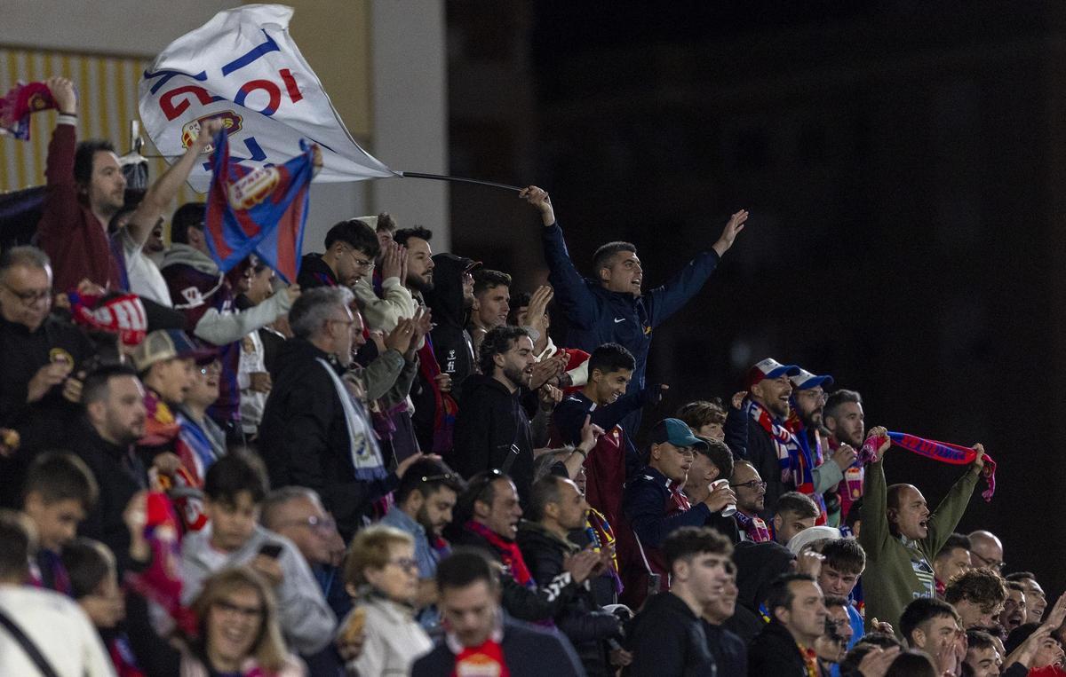 La afición del Eldense aprieta durante el partido.