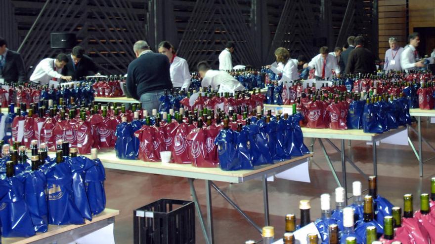 Cientos de botellas dispuestas para ser catadas a ciegas en un concurso