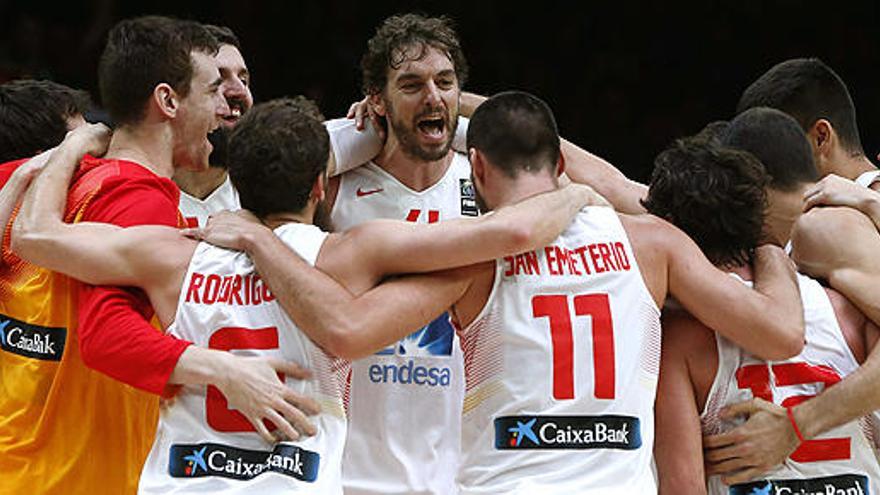 Los jugadores de la selección celebran el Europeo 2015.