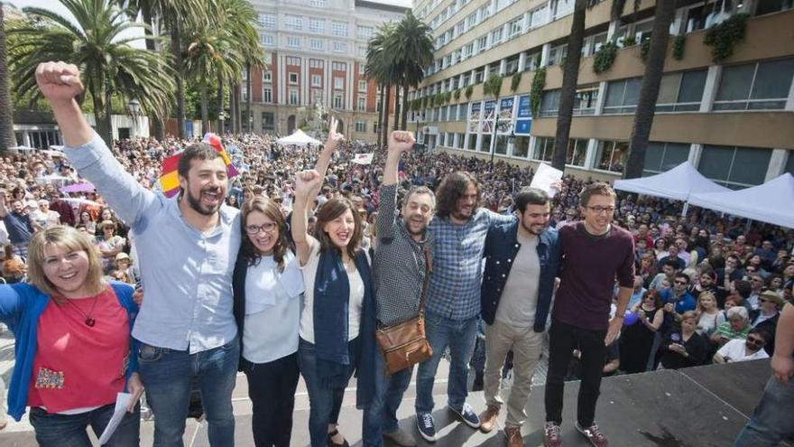 Santos, a la izquierda, y Errejón, a la derecha, coincidieron en campaña en A Coruña.