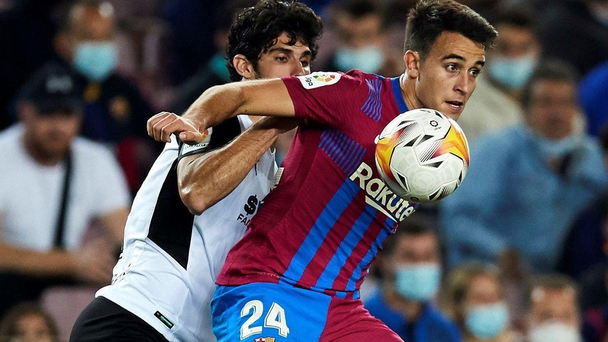 Guedes y Eric, pujando por un balón