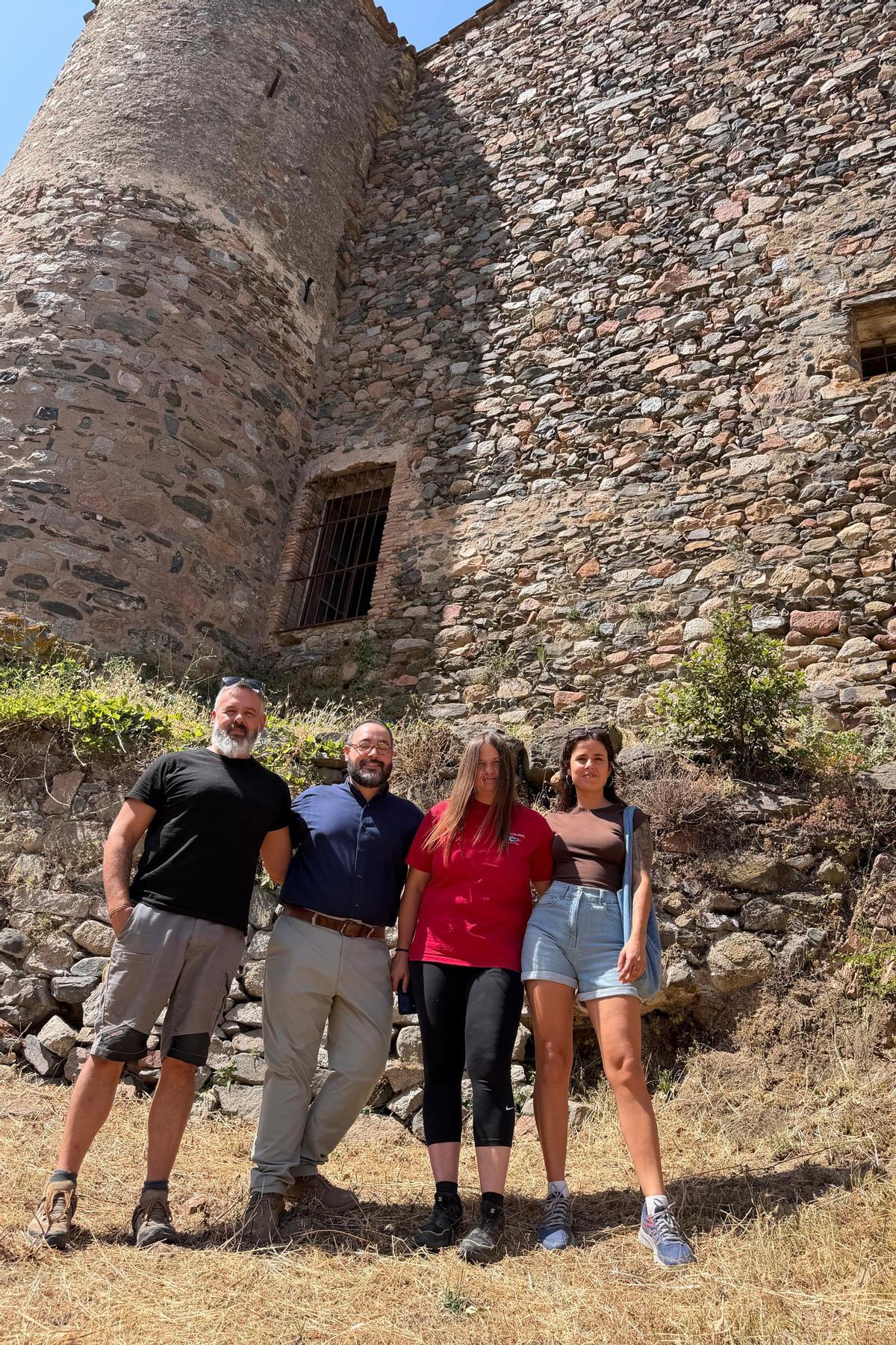 Els dos futurs masovers, Pere i Eli, amb l'arquitecte Borja Esteve i Marta Lloret amb la casa de pagès de fons.