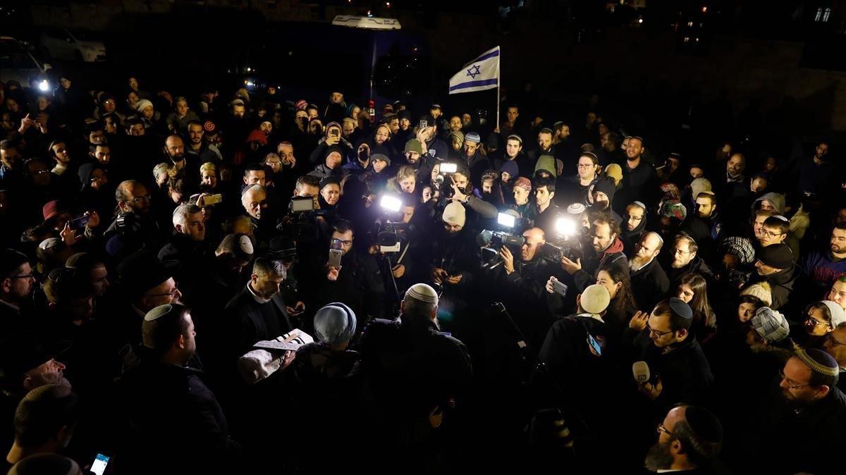 Familiares de Amkchai y Shira Ish-Ran en el funeral de su hijo que murió al nacer prematuramente debido al tiroteo sufrido en el cementerio de Monte de los Olivos por Shira.