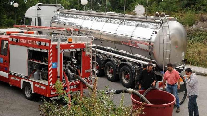 Camiones recogiendo agua para su transporte. // Gustavo Santos