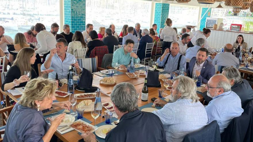 Abal, Seijas y Lago, en el centro de la imagen, durante el almuerzo de confraternidad.