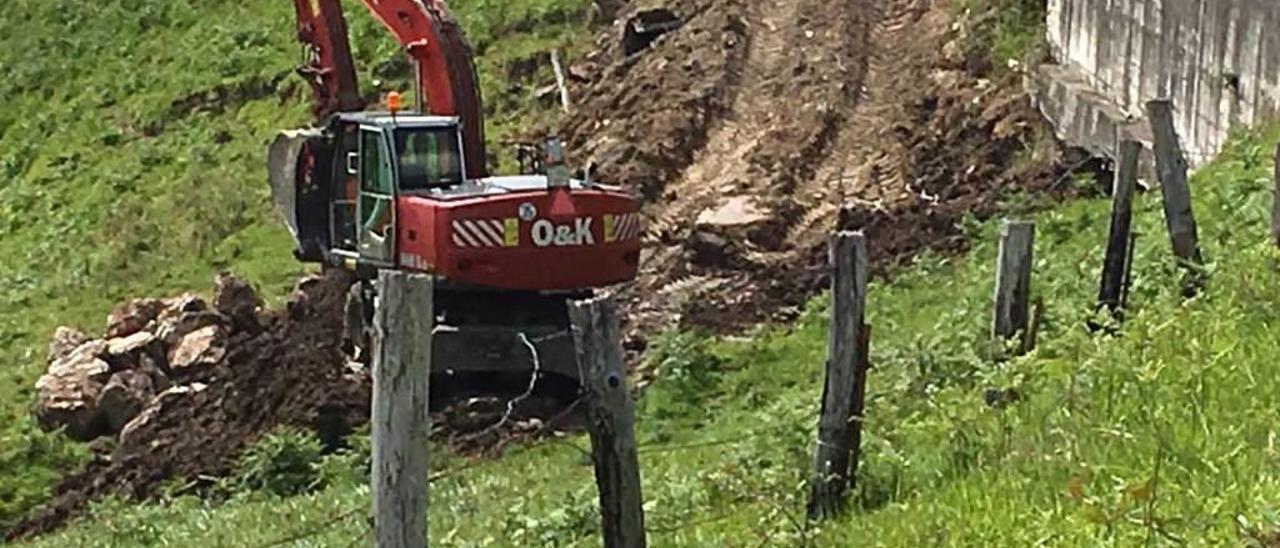 Una máquina, en las obras de la carretera de El Puerto, ayer.