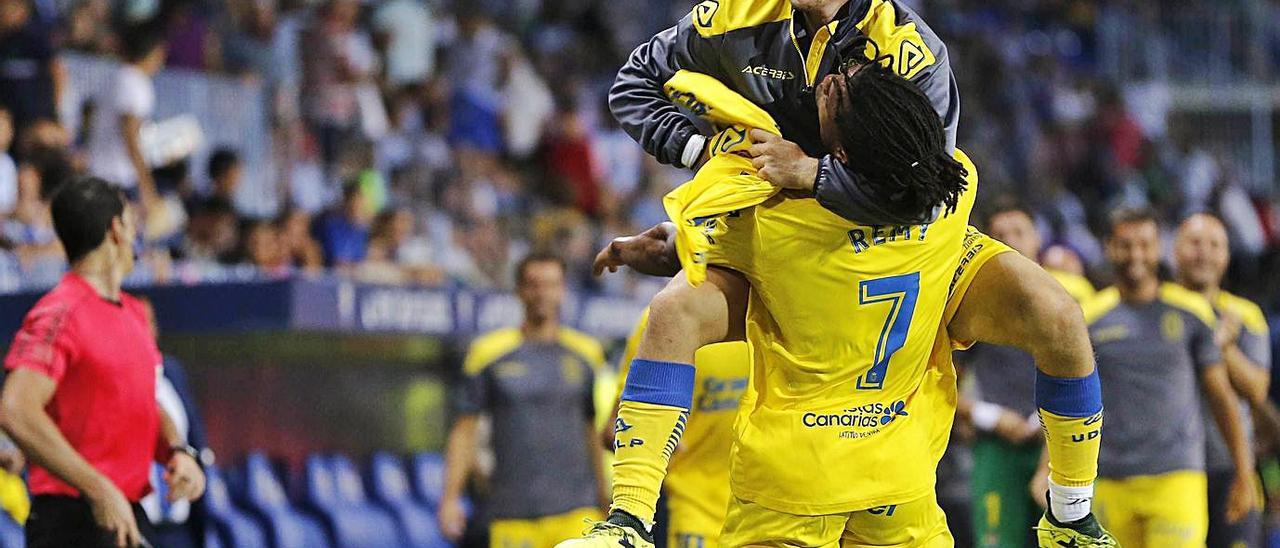 Halilovic –con chamarra– felicita a Rémy por su gol en el 1-3 de la UD en La Rosaleda el 11 de septiembre de 2017.