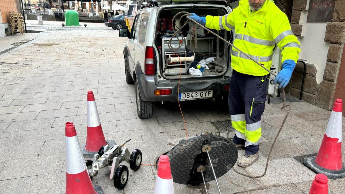 Joaquín Prieto, de la empresa Tubecheck, con el robot