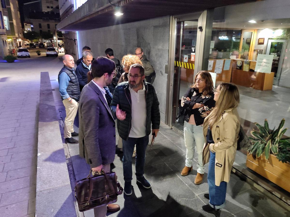 Miembros del grupo municipal del PP, con la edil desalojada del pleno, ayer por la noche, tras abandonar todos la sesión