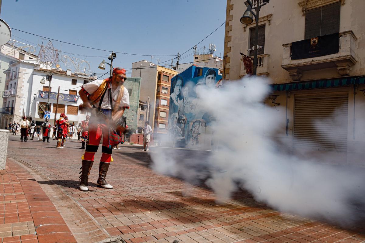 Cocentaina despide sus Moros y Cristianos a golpe de pólvora con las Embajadas y el Alardo