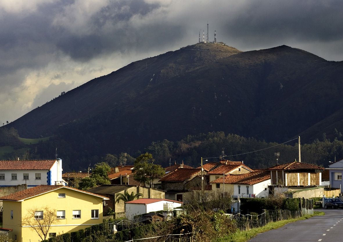 La Peral, con el Gorfol� al fondo.jpg